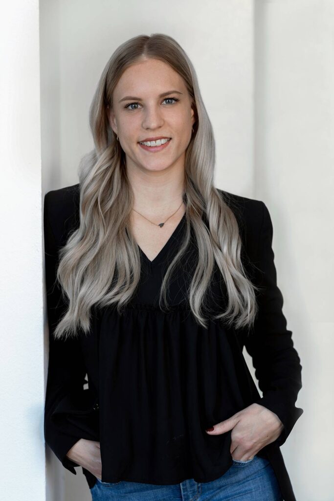 Tatjana Mack lehnt mit rechter Schulter an die Wand